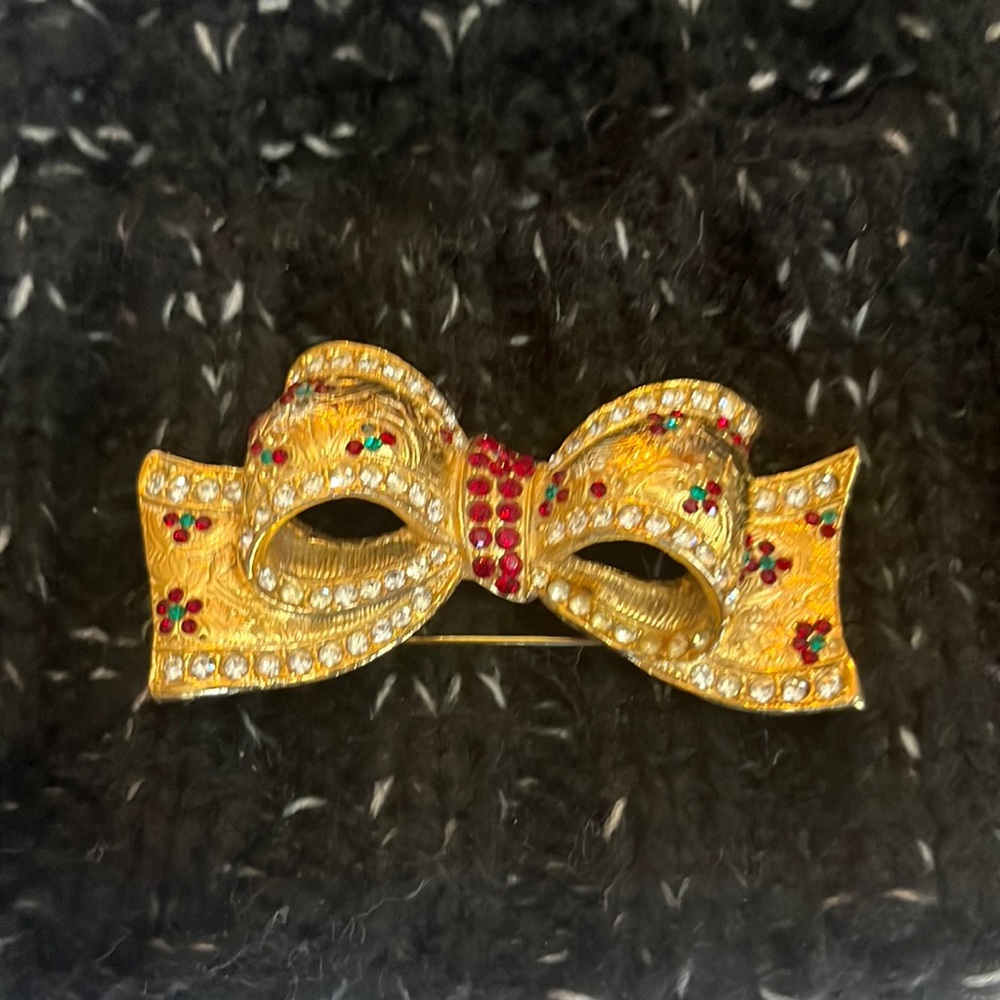 Vintage Macys Holiday Lane Gold Tone Ribbon Brooch